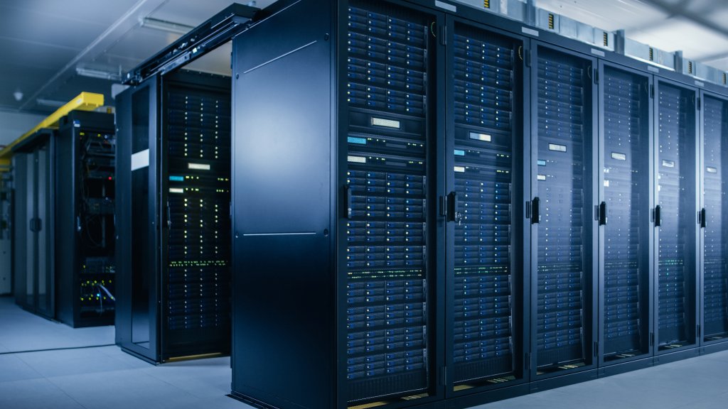 Server-Racks im Datacenter.